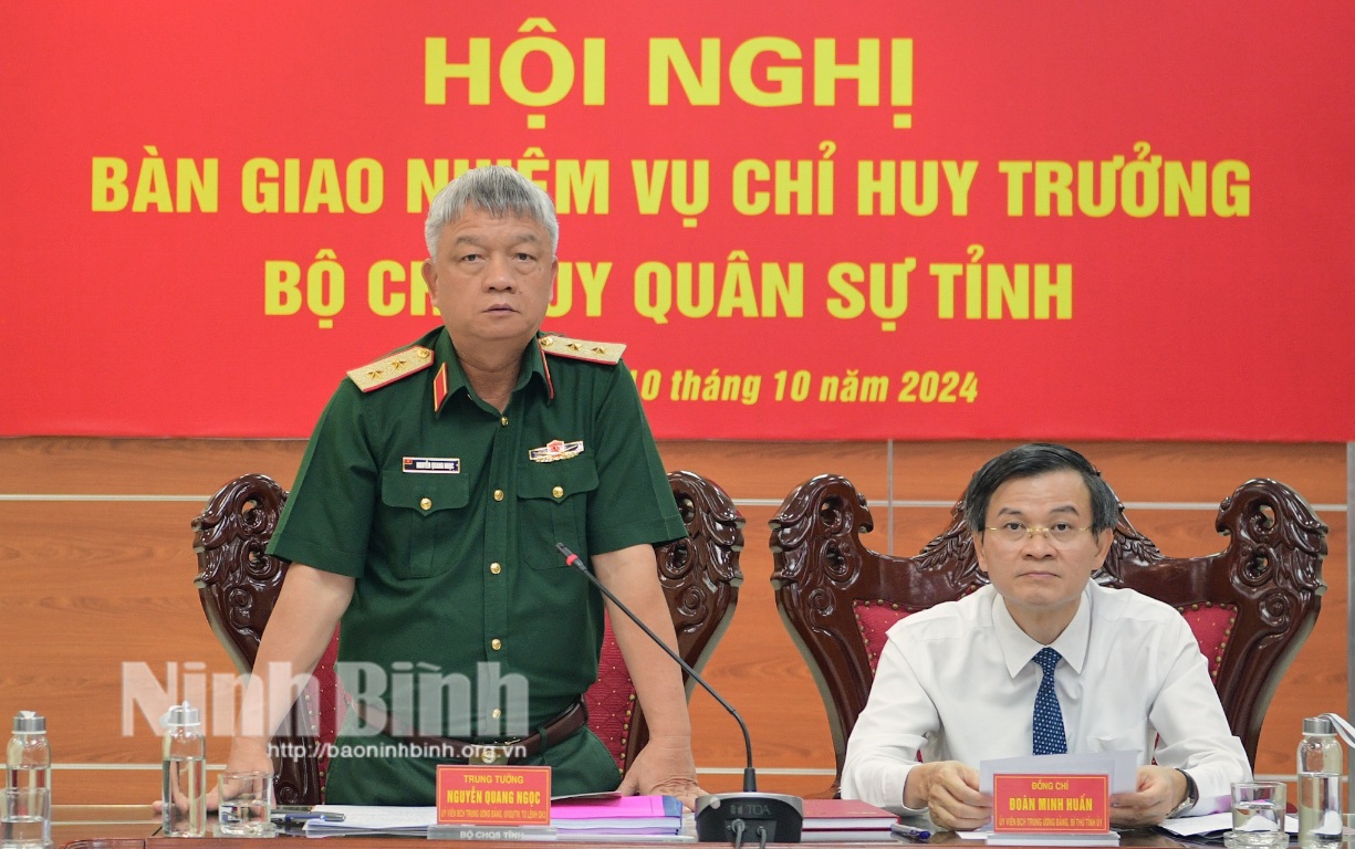 Bàn giao nhiệm vụ Chỉ huy Trưởng Bộ CHQS tỉnh