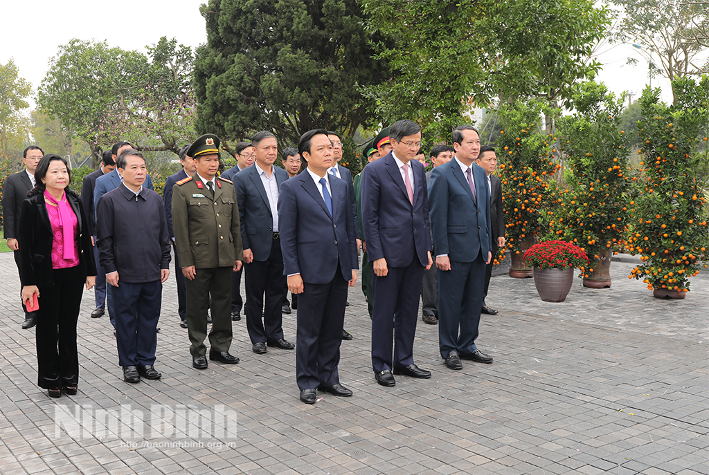 Đoàn đại biểu lãnh đạo tỉnh dâng hương nhân dịp Tết Nguyên đán Giáp Thìn 2024