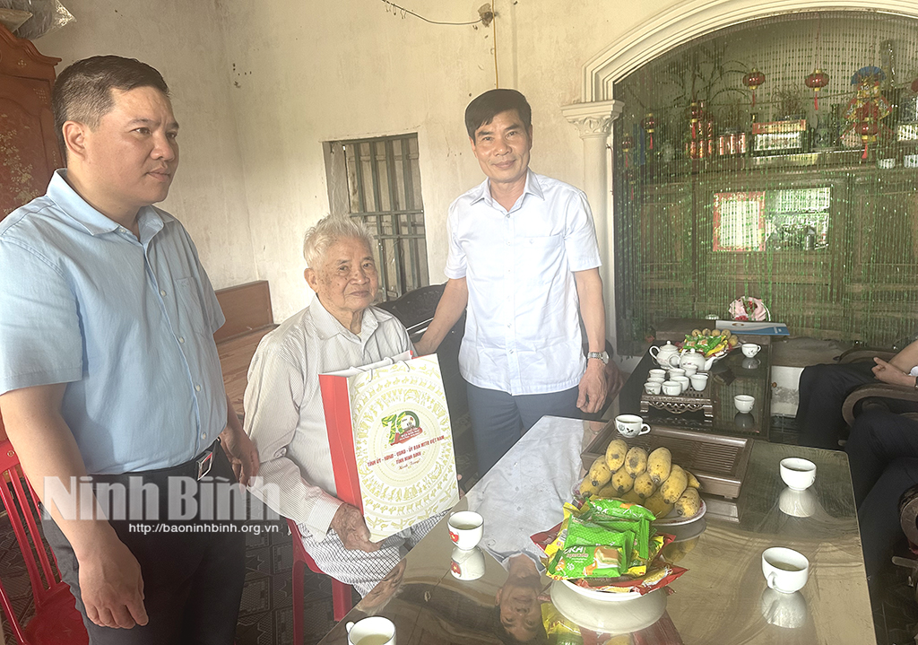 Các đồng chí lãnh đạo tỉnh thăm tặng quà chiến sĩ Điện Biên thanh niên xung phong dân công hỏa tuyến tham gia chiến dịch Điện Biên Phủ