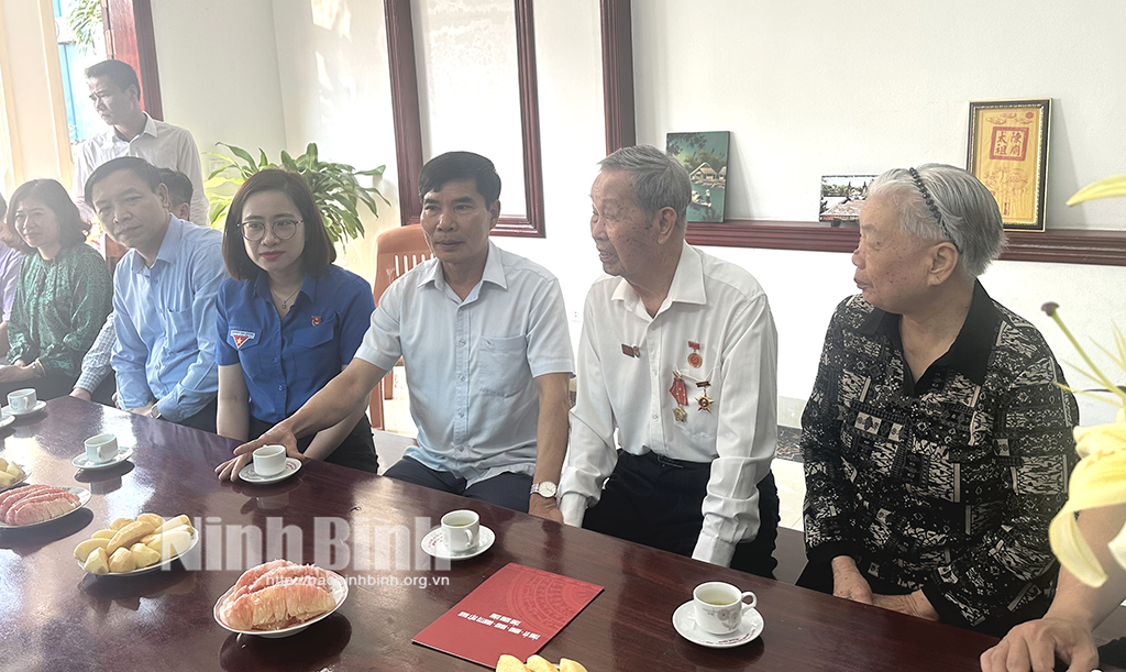 Các đồng chí lãnh đạo tỉnh thăm tặng quà chiến sĩ Điện Biên thanh niên xung phong dân công hỏa tuyến tham gia chiến dịch Điện Biên Phủ