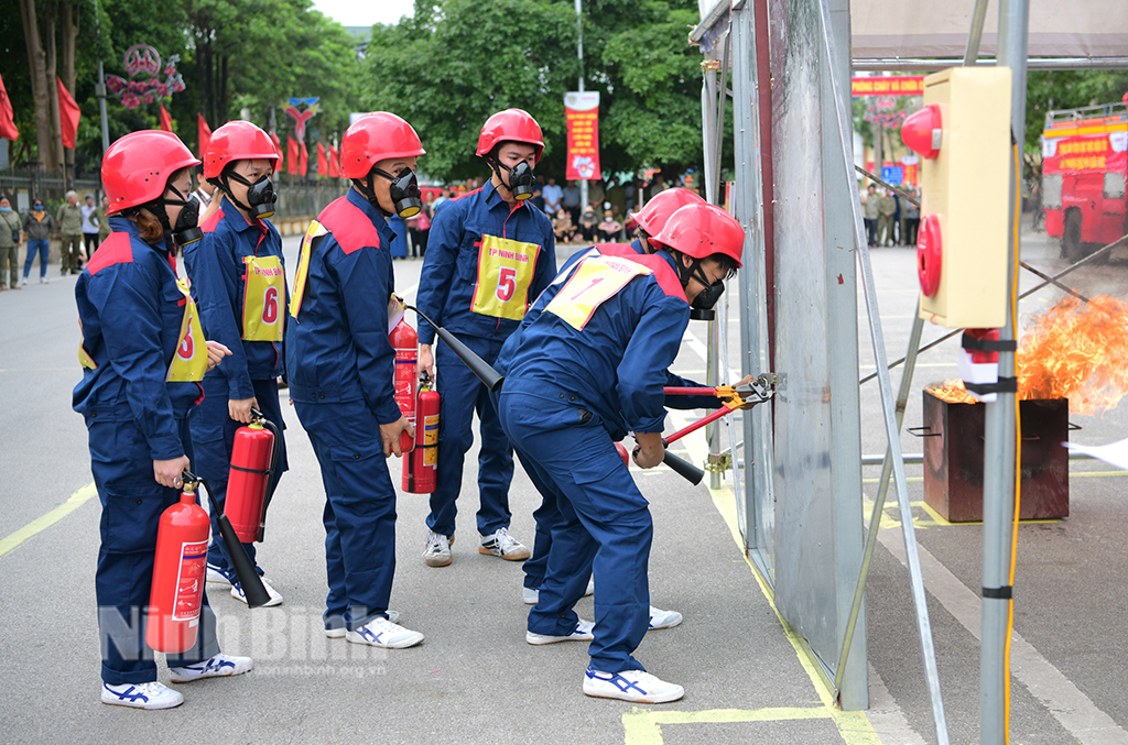 Hội thi nghiệp vụ chữa cháy và cứu nạn cứu hộ Tổ Liên gia an toàn phòng cháy chữa cháy tỉnh Ninh Bình năm 2024