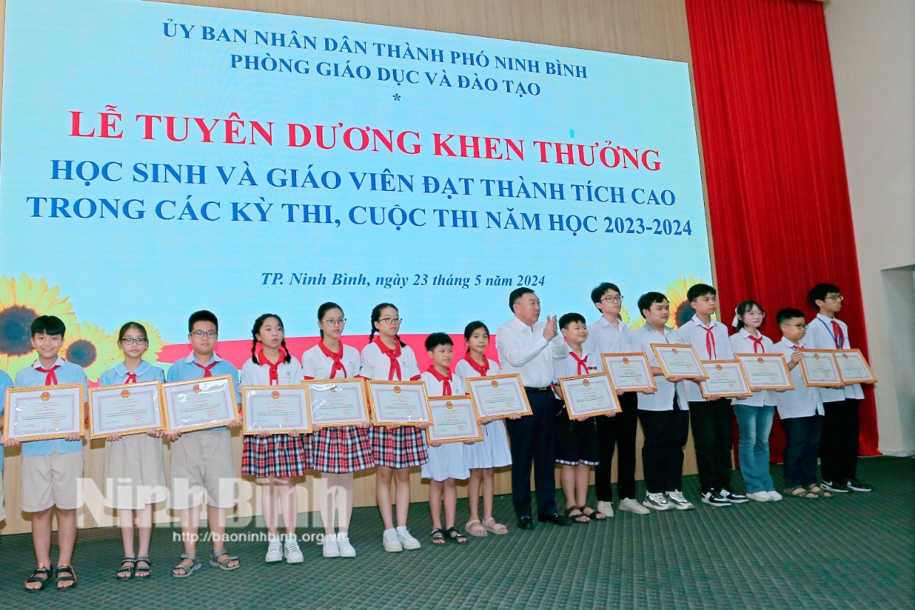 Thành phố Ninh Bình tuyên dương khen thưởng học sinh và giáo viên đạt thành tích cao trong năm học 20232024