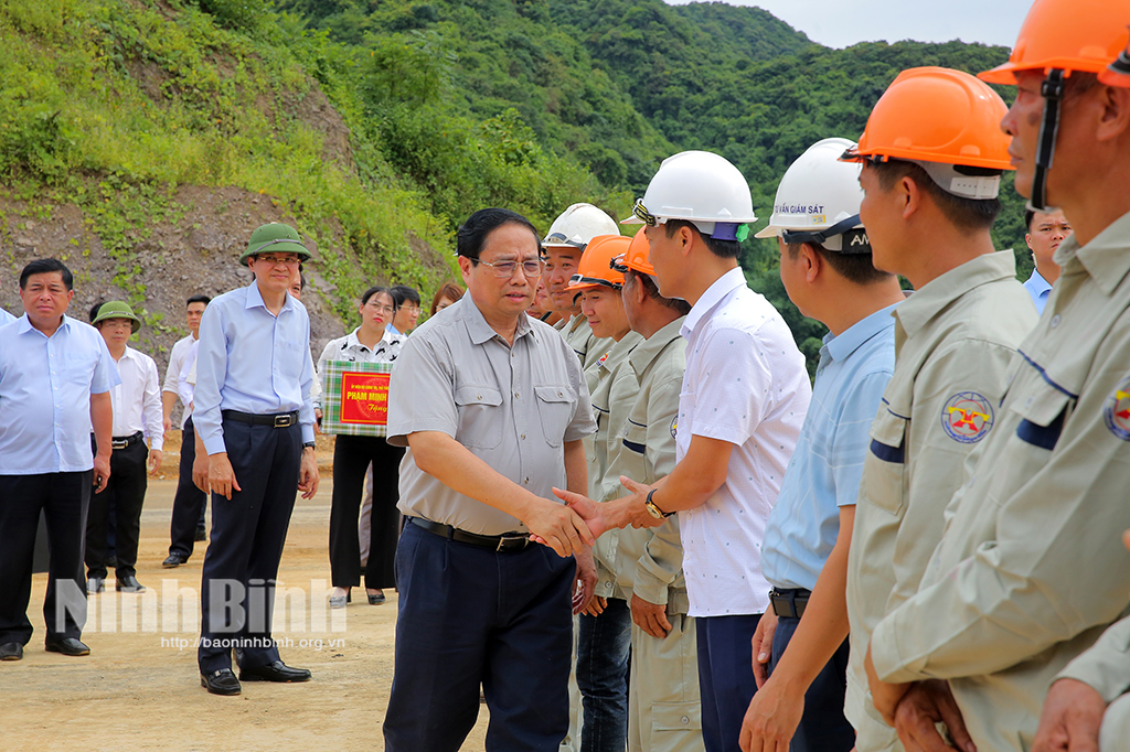 PM tours key socioeconomic facilities in Ninh Binh