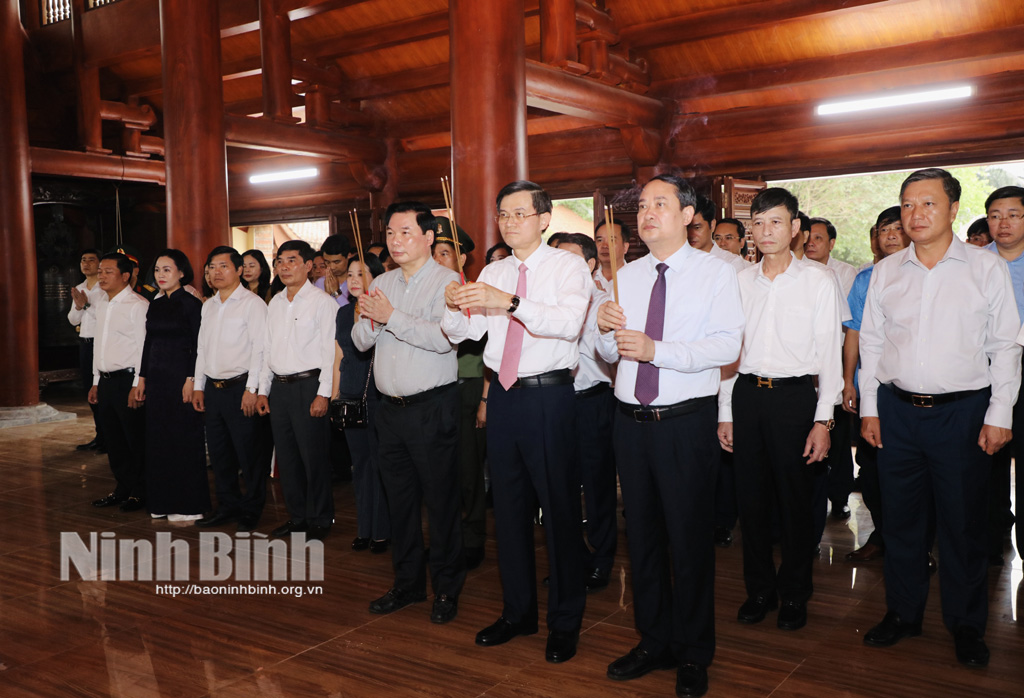 Đoàn đại biểu tỉnh dâng hương nhân kỷ niệm 70 năm Chiến thắng Điện Biên Phủ