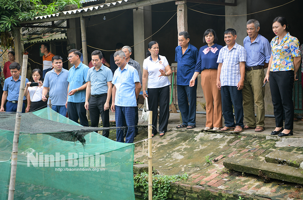 Tham quan mô hình xử lý rác thải thân thiện với môi trường tại huyện Yên Khánh