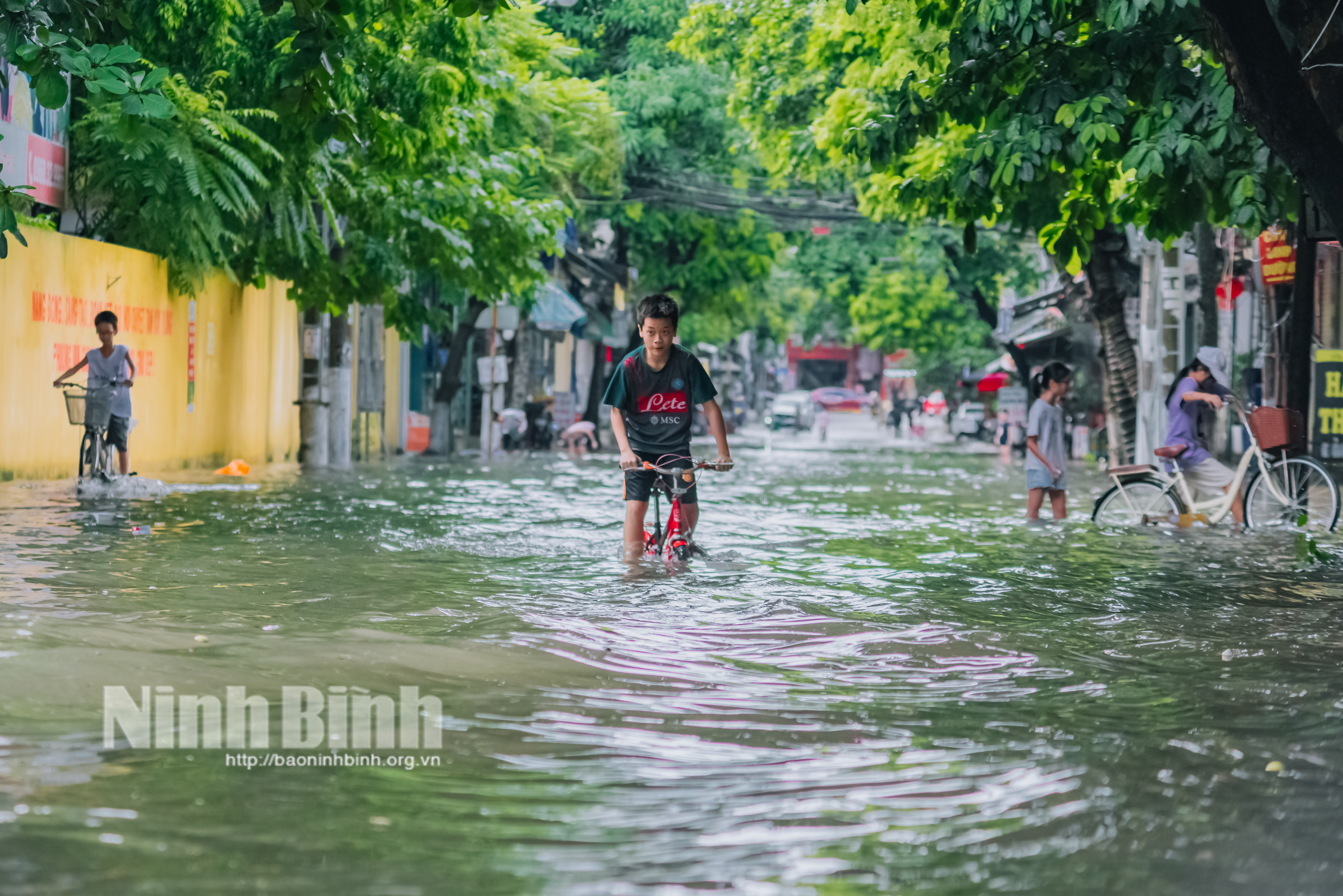 Mưa lớn nhiều tuyến đường ở thành phố Ninh Bình ngập sâu