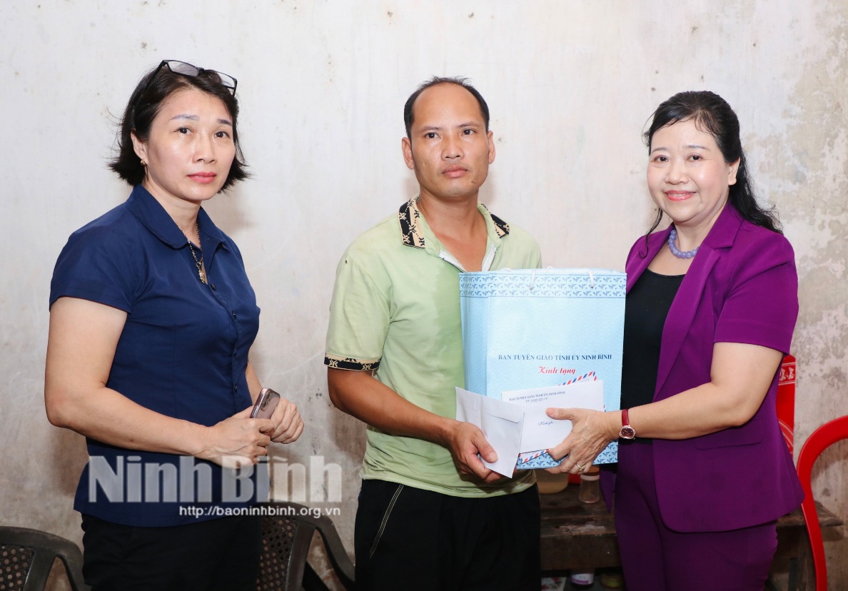 Đồng chí Trưởng Ban Tuyên giáo Tỉnh ủy thăm tặng quà nhân kỷ niệm Ngày Thương binh Liệt sĩ