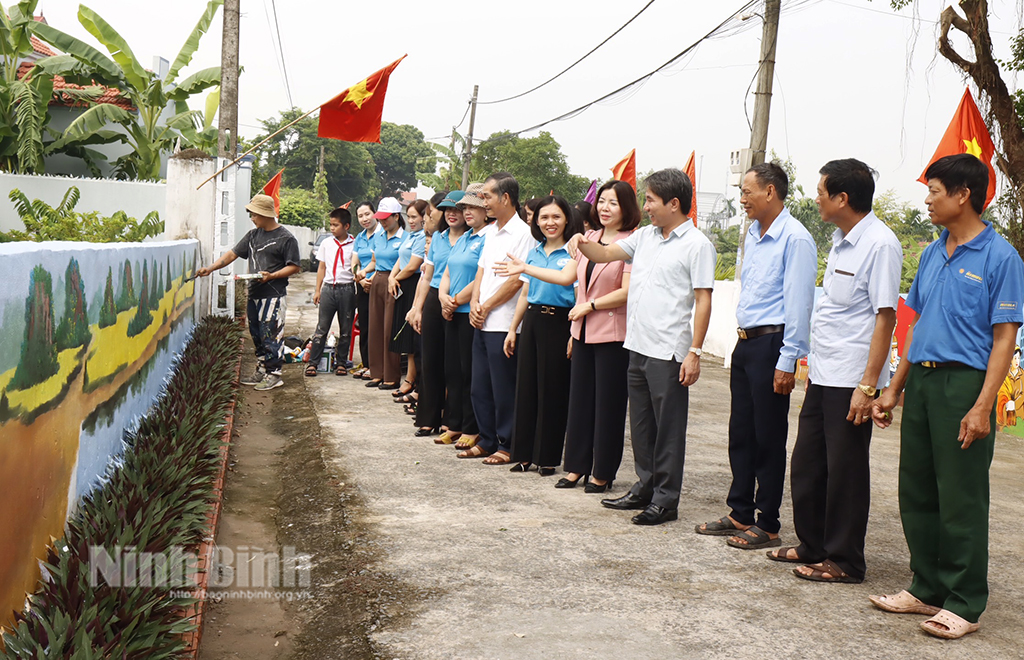 Phụ nữ Khánh Hội chung sức xây dựng nông thôn mới