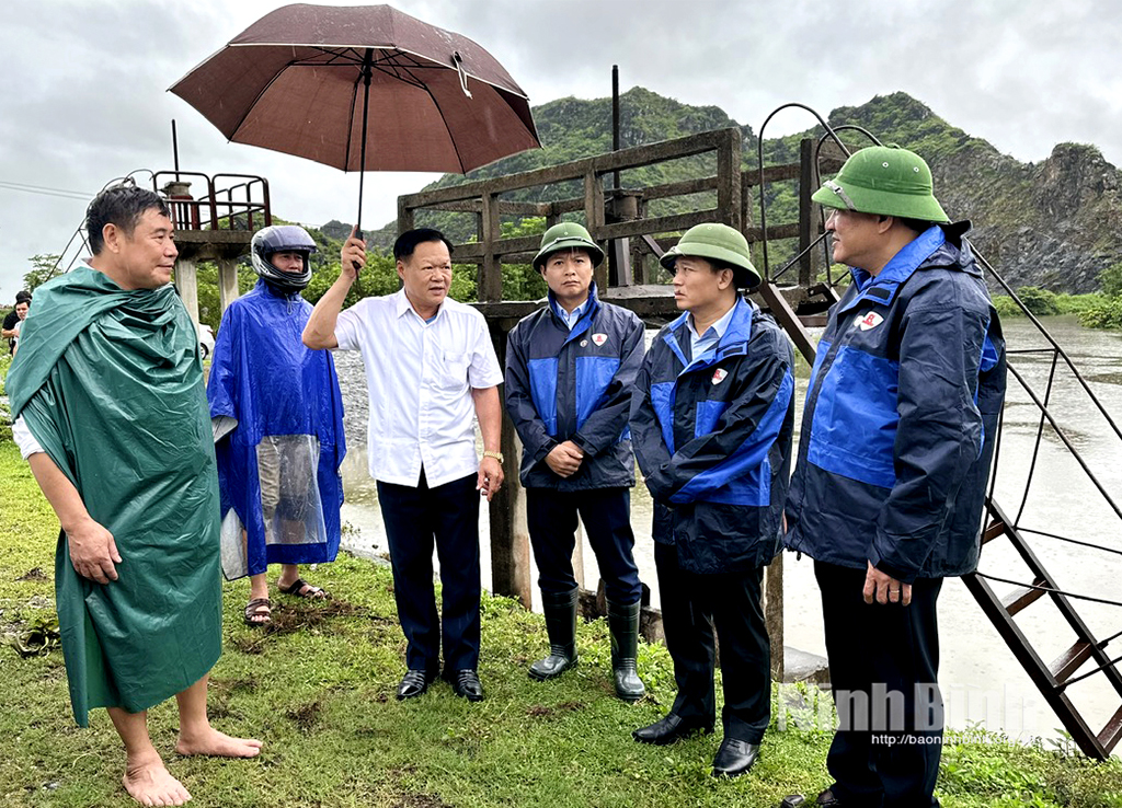 Các đồng chí lãnh đạo tỉnh kiểm tra công tác ứng phó với mưa lũ