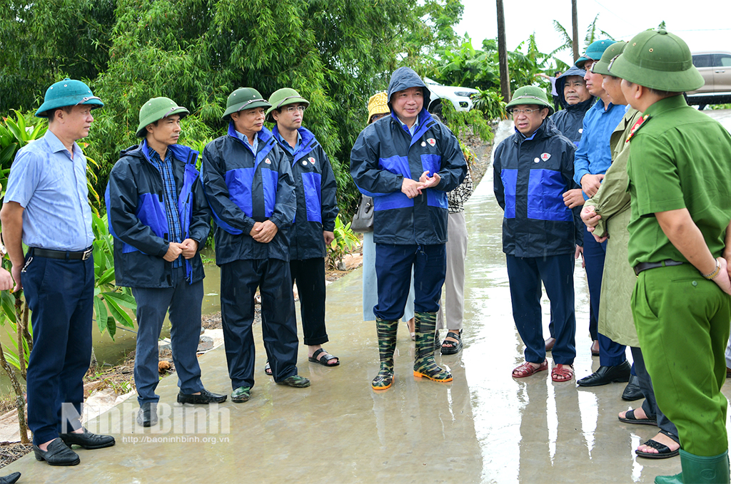 Các đồng chí lãnh đạo tỉnh kiểm tra công tác ứng phó với mưa lũ tại các địa phương