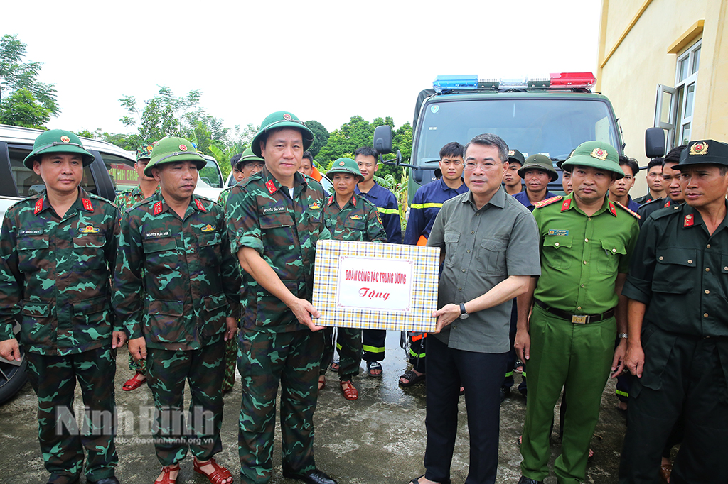 Đồng chí Trưởng Ban Tổ chức Trung ương Lê Minh Hưng kiểm tra chỉ đạo công tác khắc phục hậu quả bão số 3 và mưa lũ tại Ninh Bình