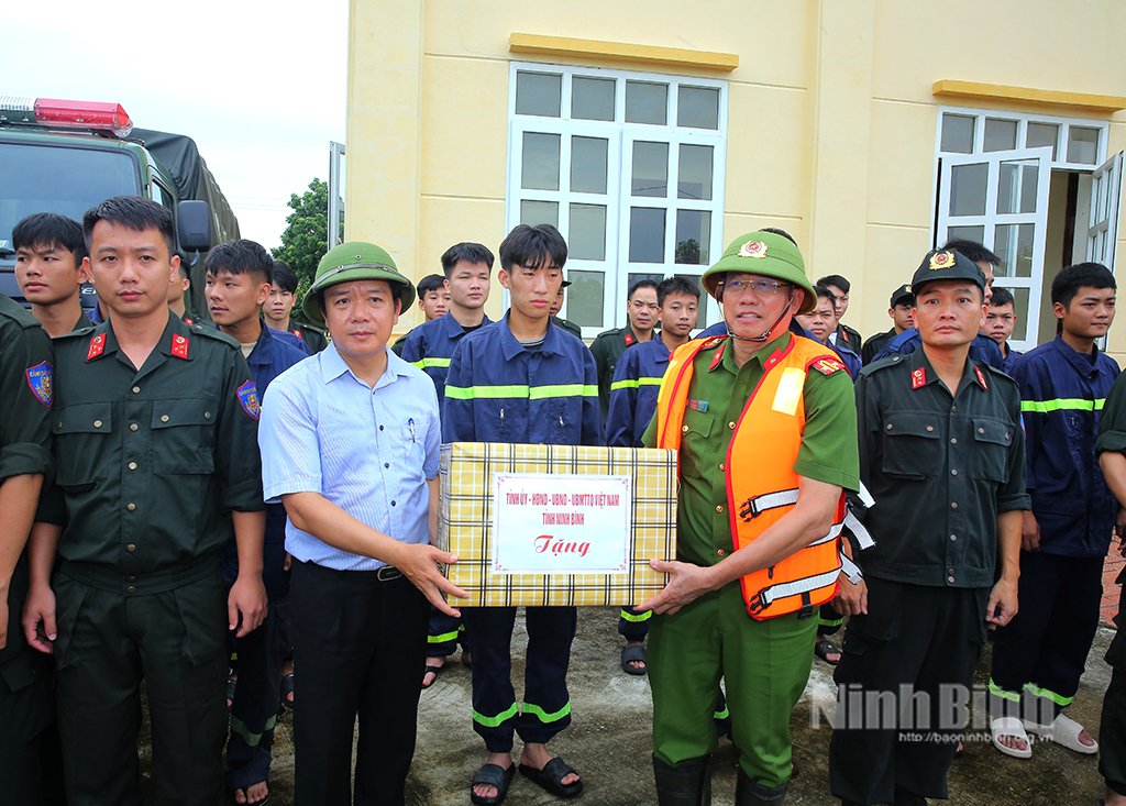 Đồng chí Trưởng Ban Tổ chức Trung ương Lê Minh Hưng kiểm tra chỉ đạo công tác khắc phục hậu quả bão số 3 và mưa lũ tại Ninh Bình