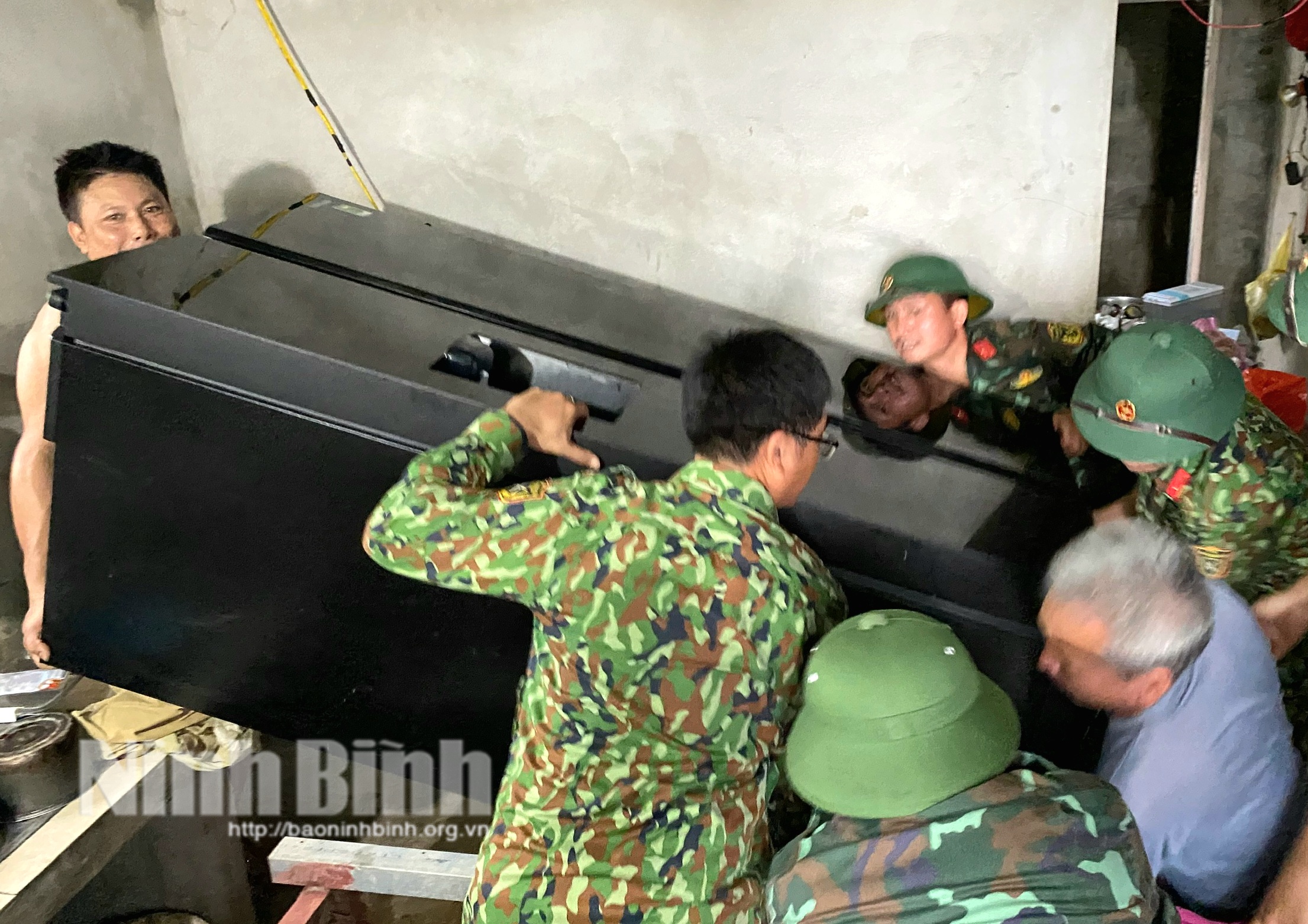 Lực lượng vũ trang tỉnh tích cực tham gia ứng phó với mưa lũ