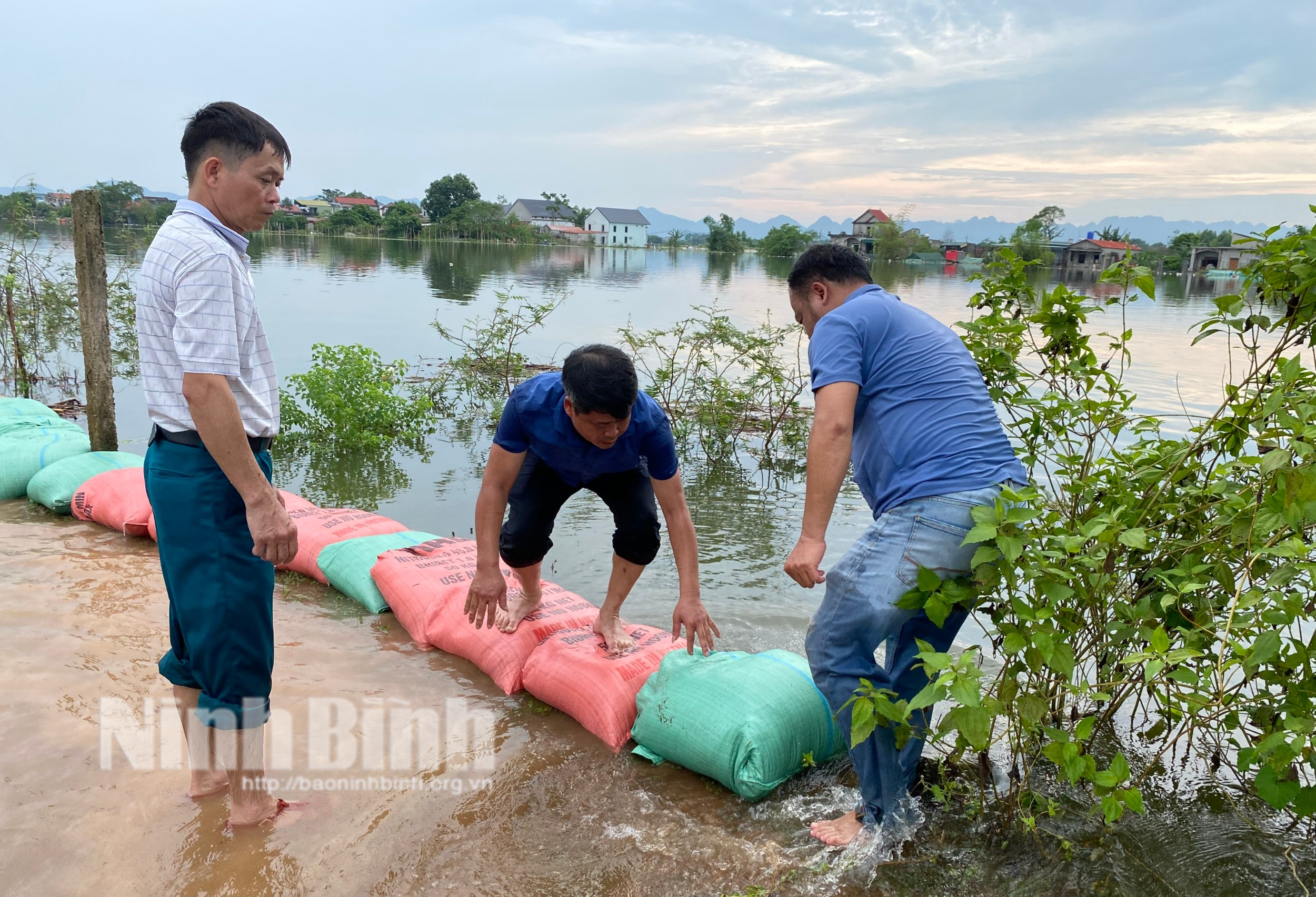 Lực lượng vũ trang tỉnh tích cực tham gia ứng phó với mưa lũ
