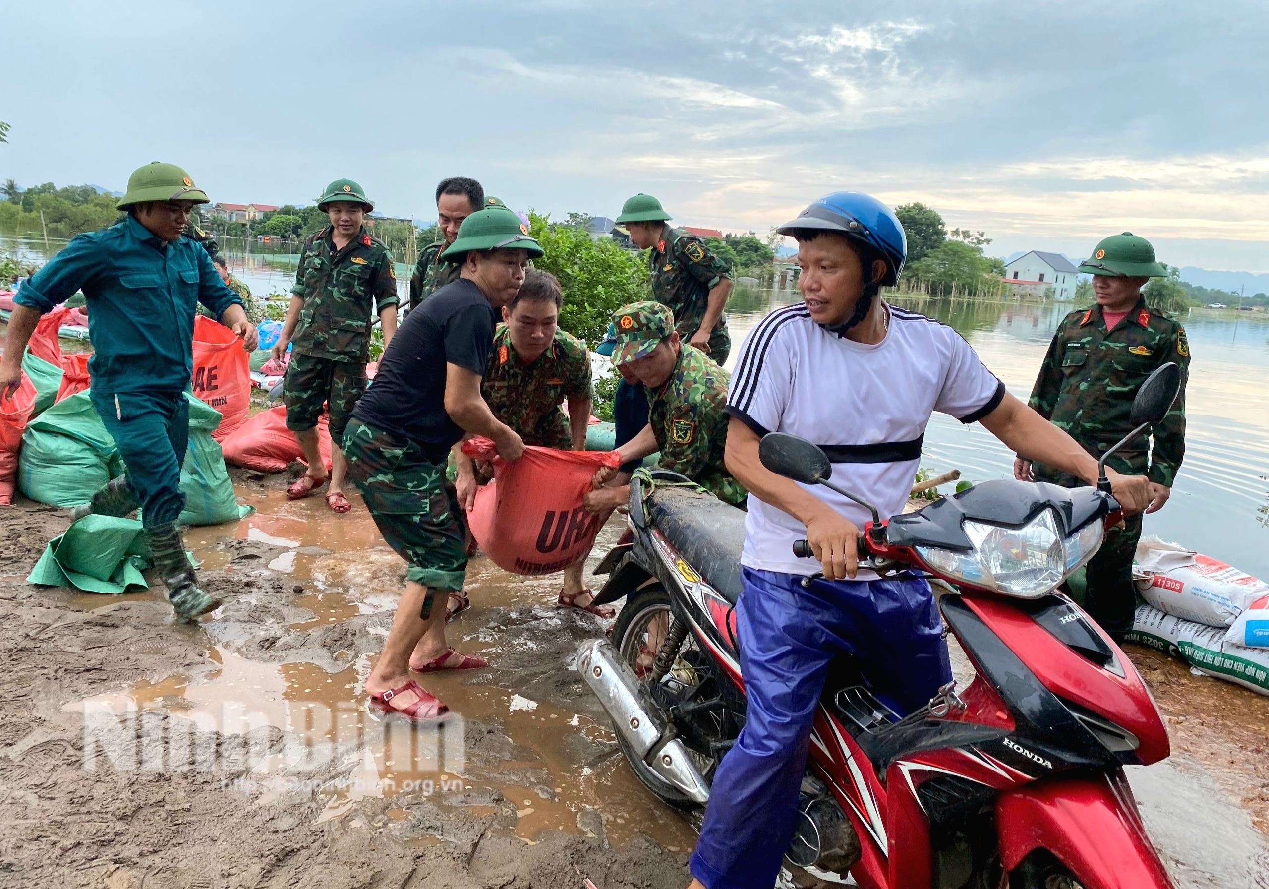 Lực lượng vũ trang tỉnh tích cực tham gia ứng phó với mưa lũ