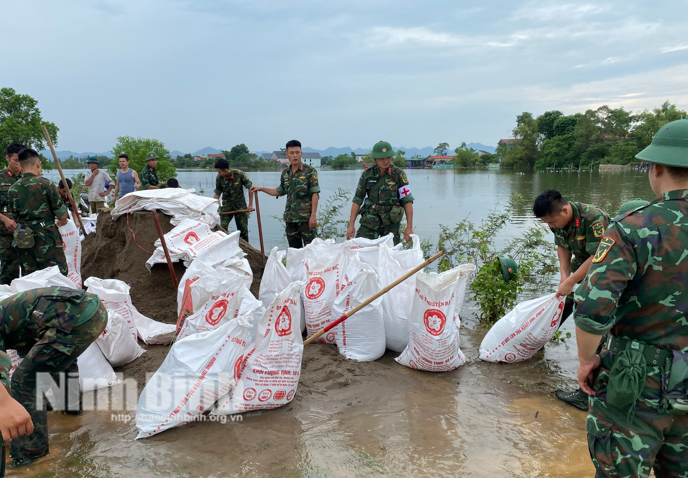Lực lượng vũ trang tỉnh tích cực tham gia ứng phó với mưa lũ