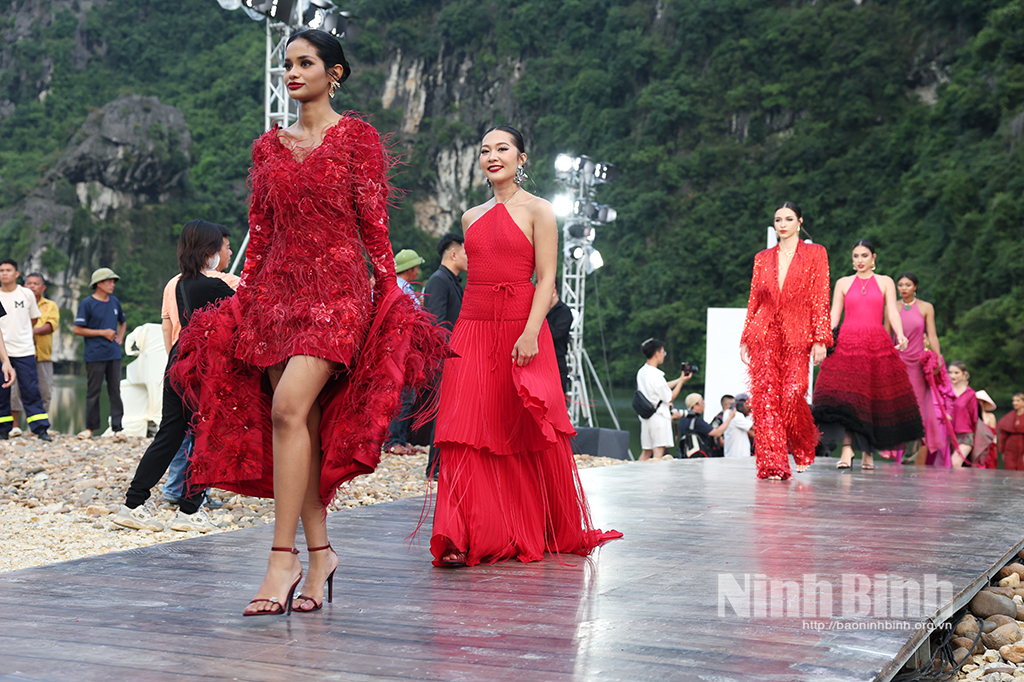 Tổ chức Fashion Show Hello Cosmo From Vietnam tại đảo Khê Cốc Tràng An