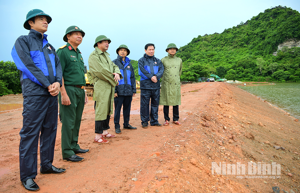 Các đồng chí lãnh đạo tỉnh kiểm tra công tác ứng phó với bão số 3 tại các địa phương