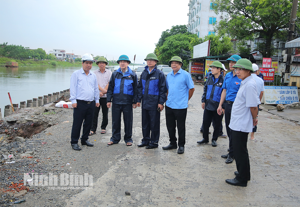 Các đồng chí lãnh đạo tỉnh kiểm tra công tác ứng phó với bão số 3 tại các địa phương