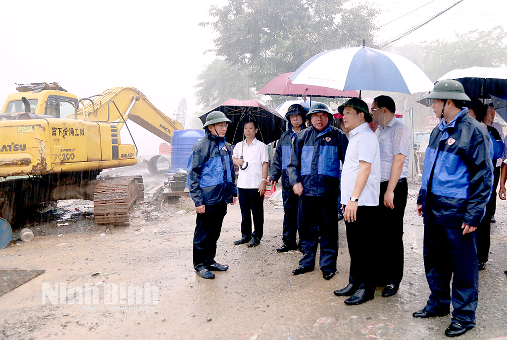 Các đồng chí lãnh đạo tỉnh kiểm tra công tác ứng phó với bão số 3 tại các địa phương