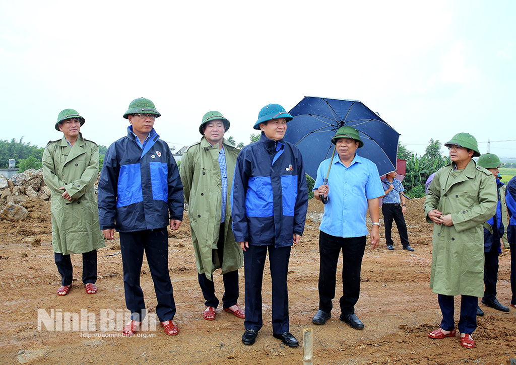 Các đồng chí lãnh đạo tỉnh kiểm tra công tác ứng phó với bão số 3 tại các địa phương