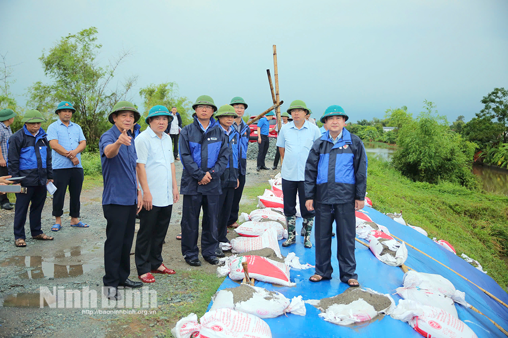 Các đồng chí lãnh đạo tỉnh kiểm tra công tác ứng phó với bão số 3 tại các địa phương