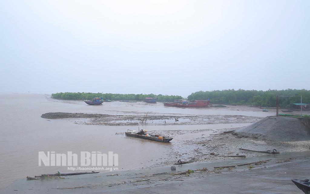 Lãnh đạo UBND tỉnh kiểm tra động viên công tác phòng chống bão số 3 tại huyện Kim Sơn