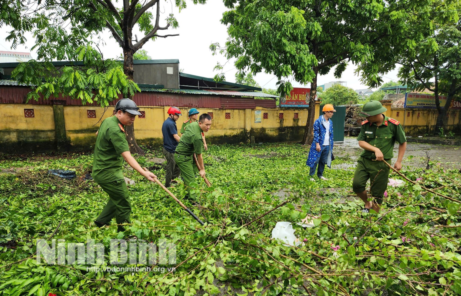 Lực lượng thanh niên phụ nữ Công an tỉnh hỗ trợ nhân dân khắc phục hậu quả của bão số 3