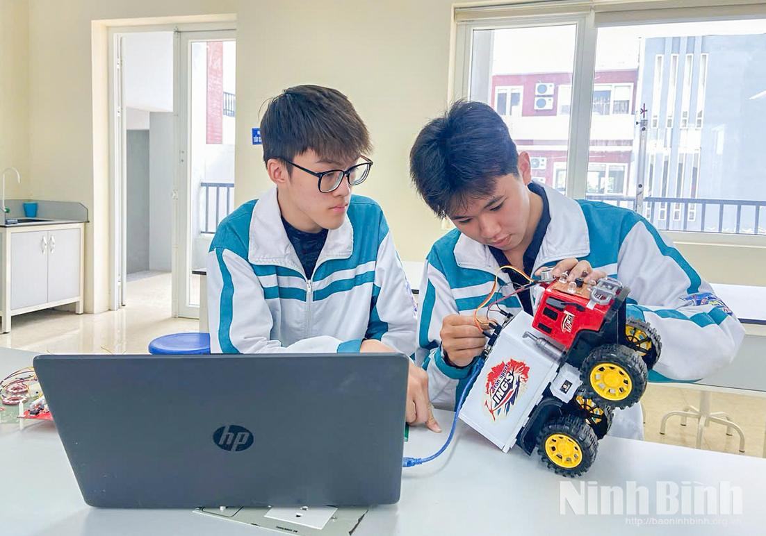 Học sinh thực hành chế tạo mô hình robot trong hoạt động nghiên cứu khoa học. Ảnh: Báo Ninh Bình.