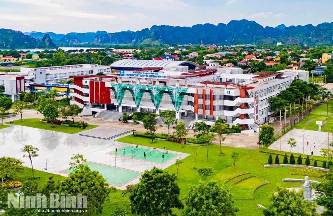 Toàn cảnh Trường THPT Chuyên Lương Văn Tụy với khuôn viên và cơ sở vật chất hiện đại. Ảnh: Báo Ninh Bình.
