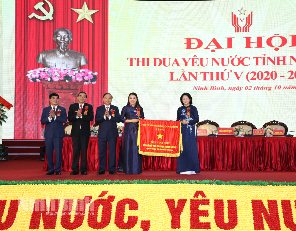 Khen thưởng các tập thể, cá nhân đạt thành tích xuất sắc trong các phong trào thi đua của tỉnh, giai đoạn 2015 - 2020