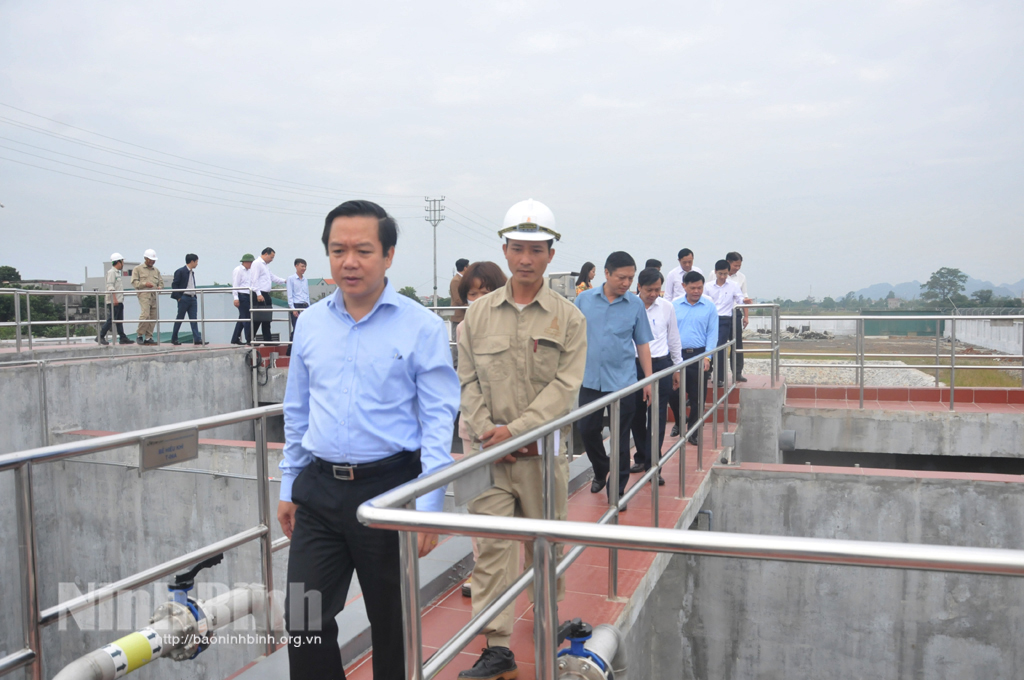 Các đồng chí lãnh đạo UBND tỉnh kiểm tra tình hình sản xuất tại một số địa phương