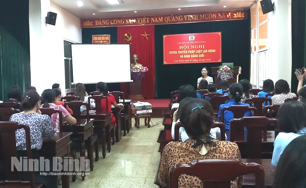 Tuyên truyền pháp luật lao động và tọa đàm về bình đẳng giới