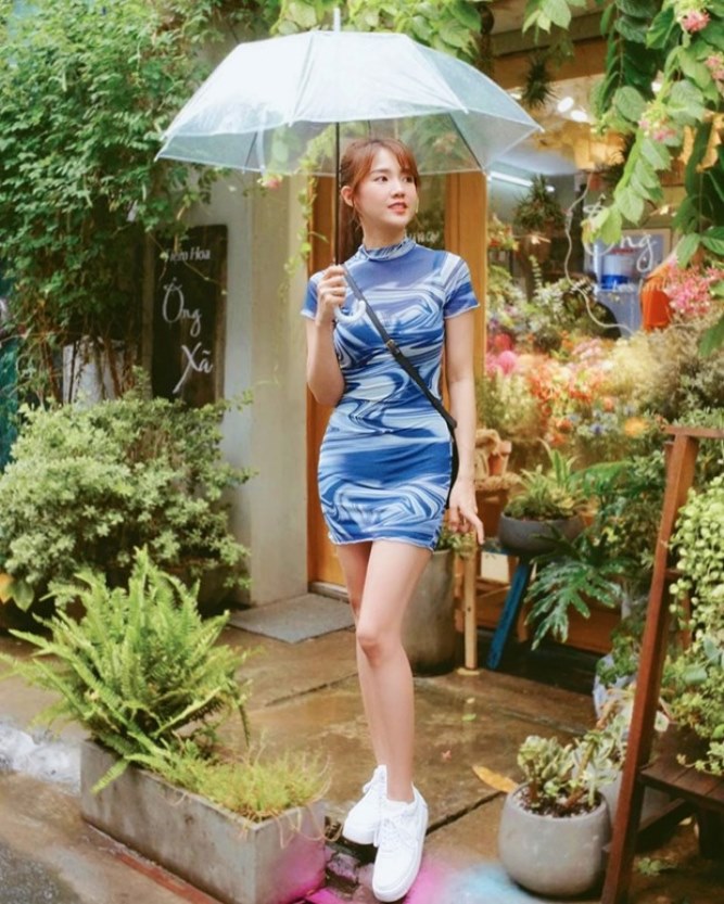 Street style giao mùa ngập sắc xanh của dàn mỹ nhân Việt
