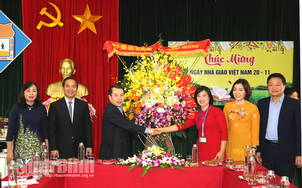 Các đồng chí lãnh đạo tỉnh thăm, chúc mừng nhân ngày Nhà giáo Việt Nam 20/11