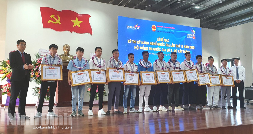 2 học viên Trung tâm GDNN - GDTX Kim Sơn được Quỹ KHKT Đinh Bộ Lĩnh tỉnh Ninh Bình khen thưởng