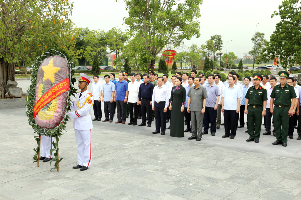 Các đồng chí lãnh đạo tỉnh dâng hương tưởng nhớ các Anh hùng liệt sỹ nhân dịp 27/7