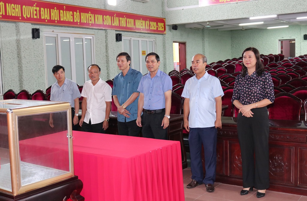 Kiểm tra công tác tuyên truyền trực quan chuẩn bị Đại hội đại biểu Đảng bộ huyện Kim Sơn lần thứ XXIV