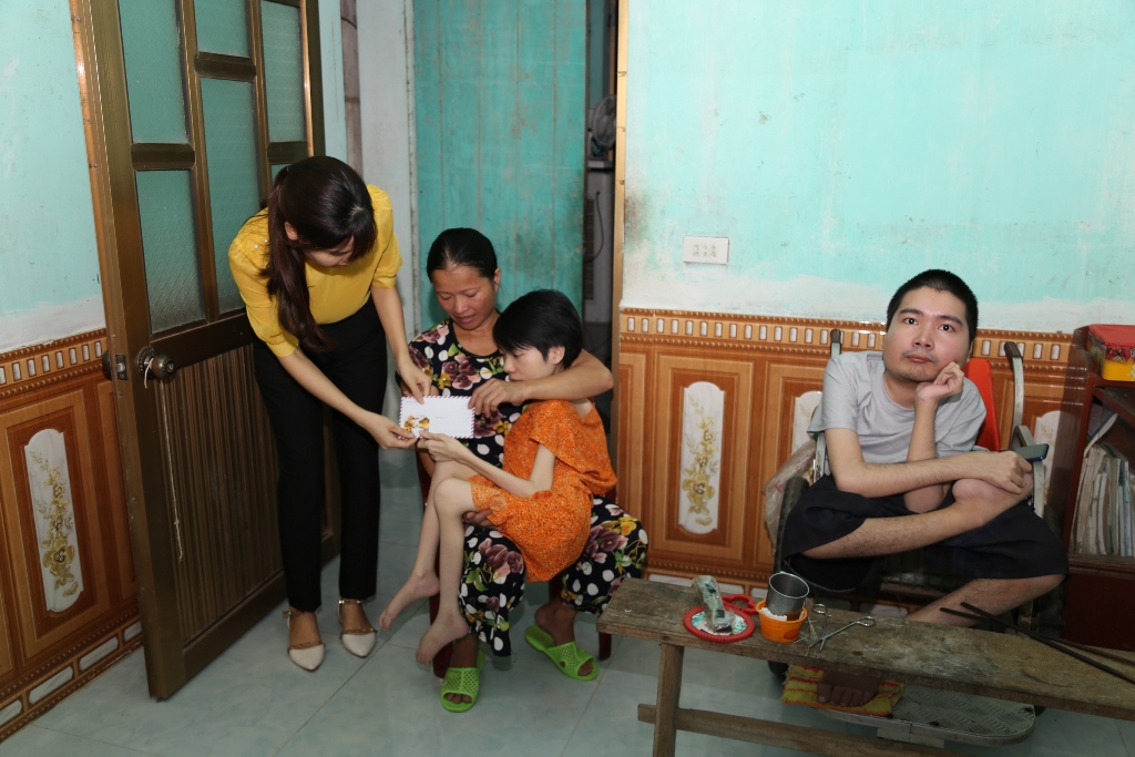 Tặng quà nạn nhân chất độc da cam/dioxin