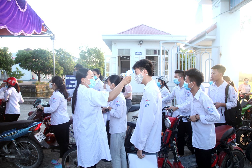 Thí sinh Ninh Bình bước vào ngày đầu tiên của mùa thi "đặc biệt"