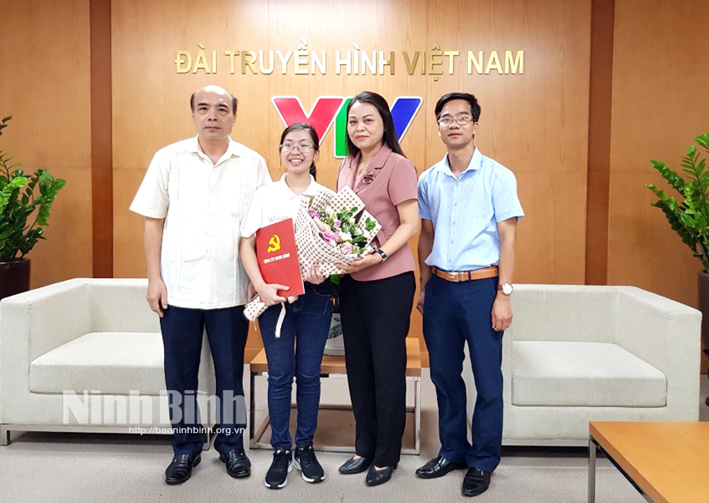 Đồng chí Bí thư Tỉnh ủy chúc mừng em Nguyễn Thị Thu Hằng trước khi bước vào thi chung kết Cuộc thi "Đường lên đỉnh Olympia" năm 2020