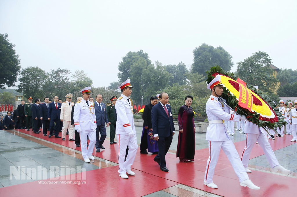 Các đại biểu dự Đại hội XIII của Đảng viếng Chủ tịch Hồ Chí Minh và dâng hương tưởng niệm các Anh hùng liệt sỹ