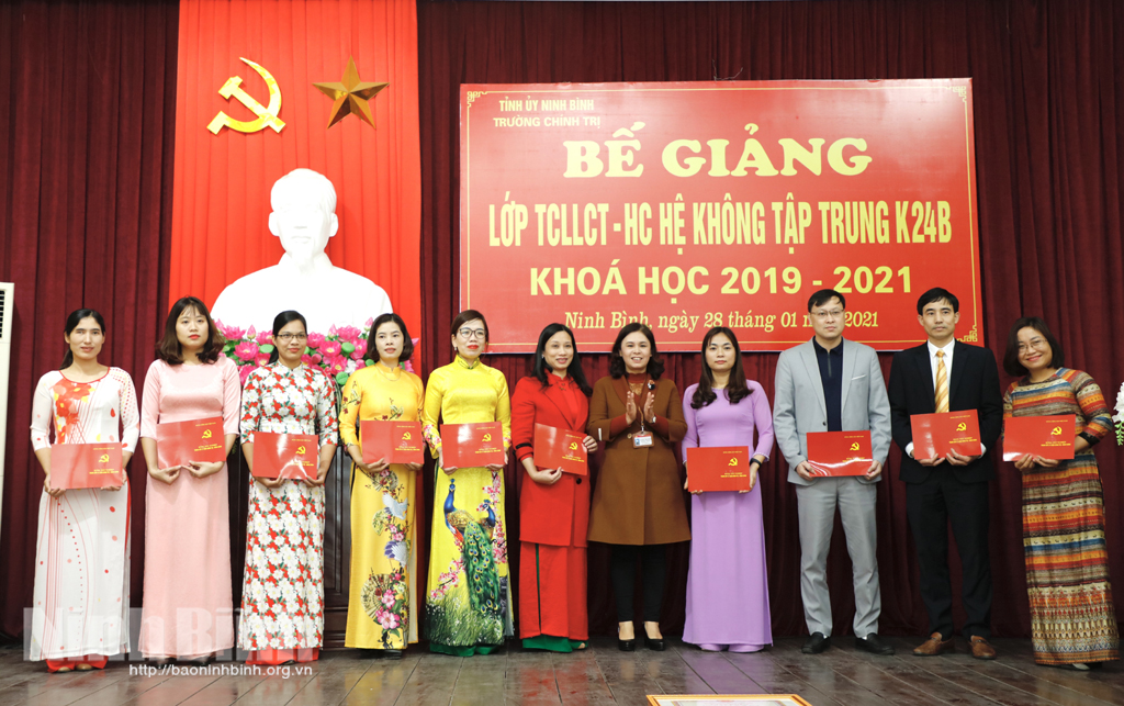 Bế giảng lớp Trung cấp lý luận Chính trị - Hành chính, hệ không tập trung K24B