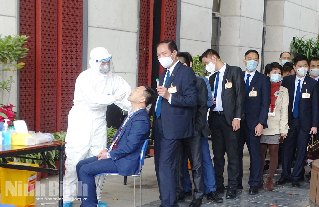 Các phóng viên tác nghiệp tại Đại hội XIII được xét nghiệm COVID-19 lần 3