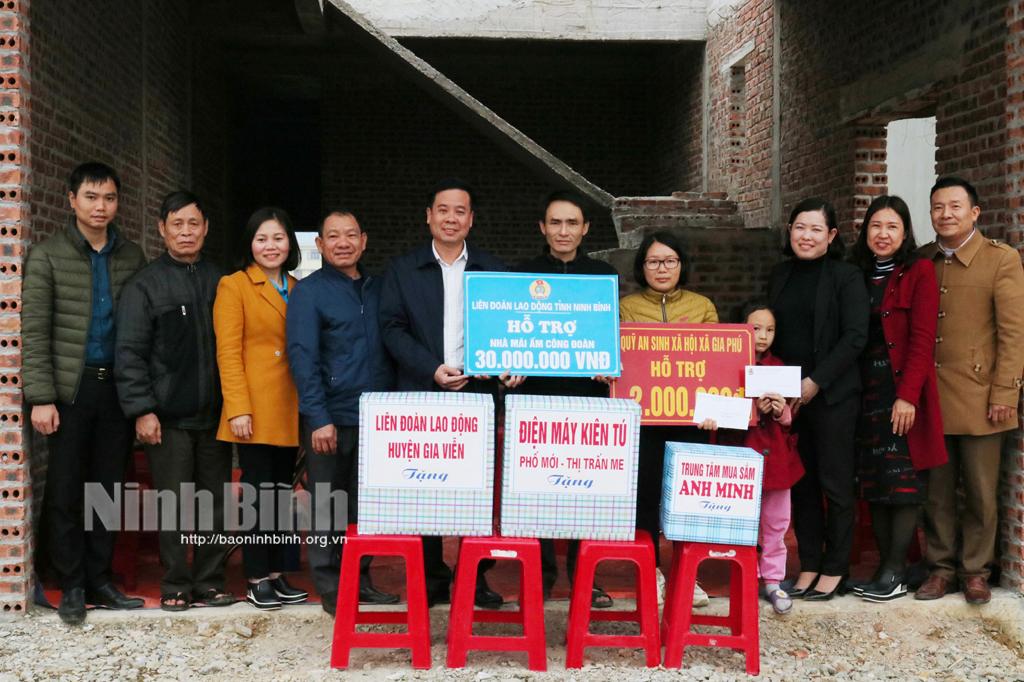 Trao tiền hỗ trợ xây dựng "Mái ấm công đoàn"