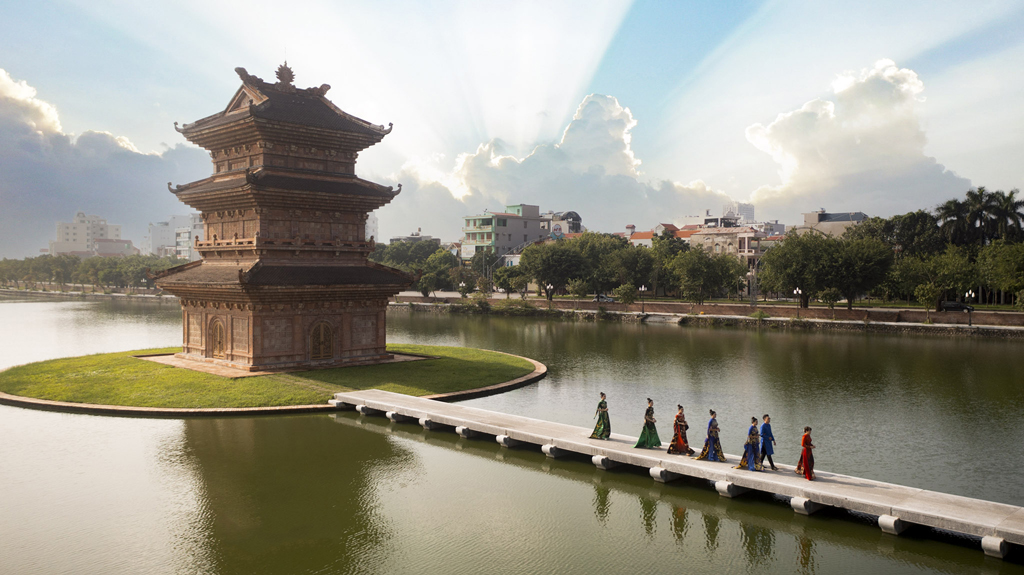 Quảng bá hình ảnh Ninh Bình qua tà áo dài Việt