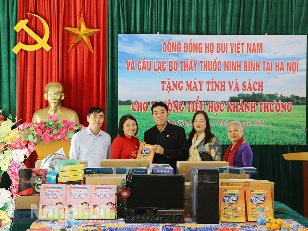 Cộng đồng họ Bùi Việt Nam và Câu lạc bộ Thầy thuốc Ninh Bình tại Hà Nội tặng máy tính và sách cho trường Tiểu học Khánh Thượng