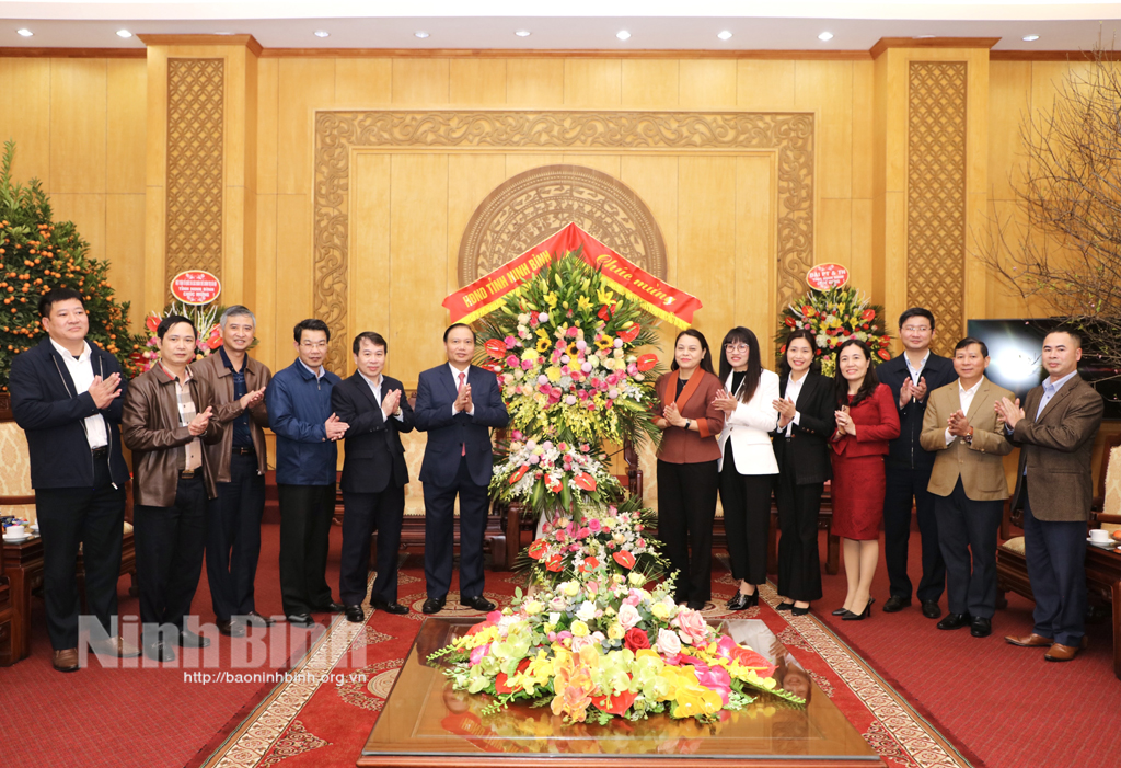 Các đoàn đại biểu chúc mừng Tỉnh ủy nhân kỷ niệm 91 năm Ngày thành lập Đảng