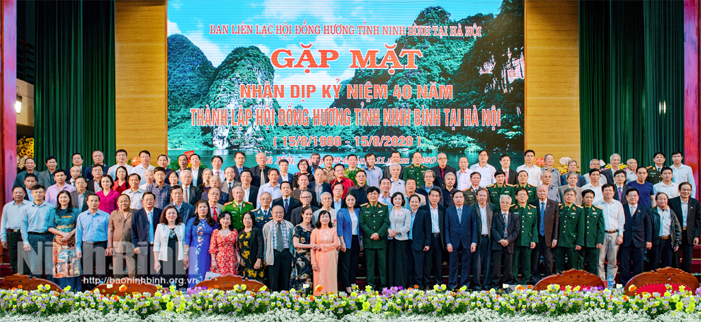Tấm lòng những người con xa quê