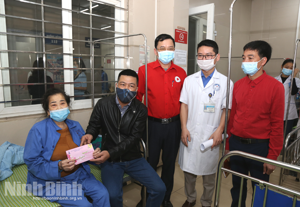Trao quà Tết cho bệnh nhân có hoàn cảnh khó khăn tại Bệnh viện Đa khoa tỉnh
